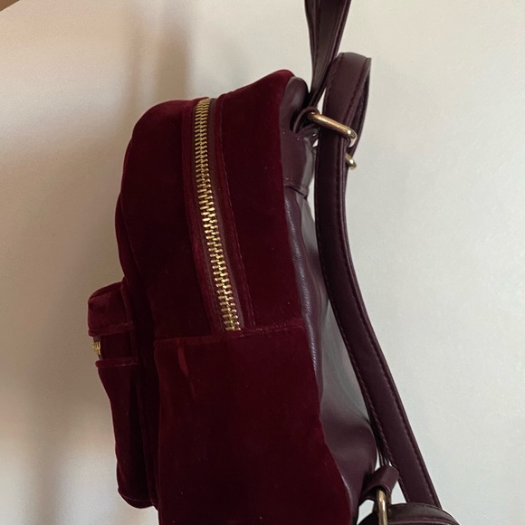 Mini bag from guess. Color: Burgundy - Picture 2 of 3